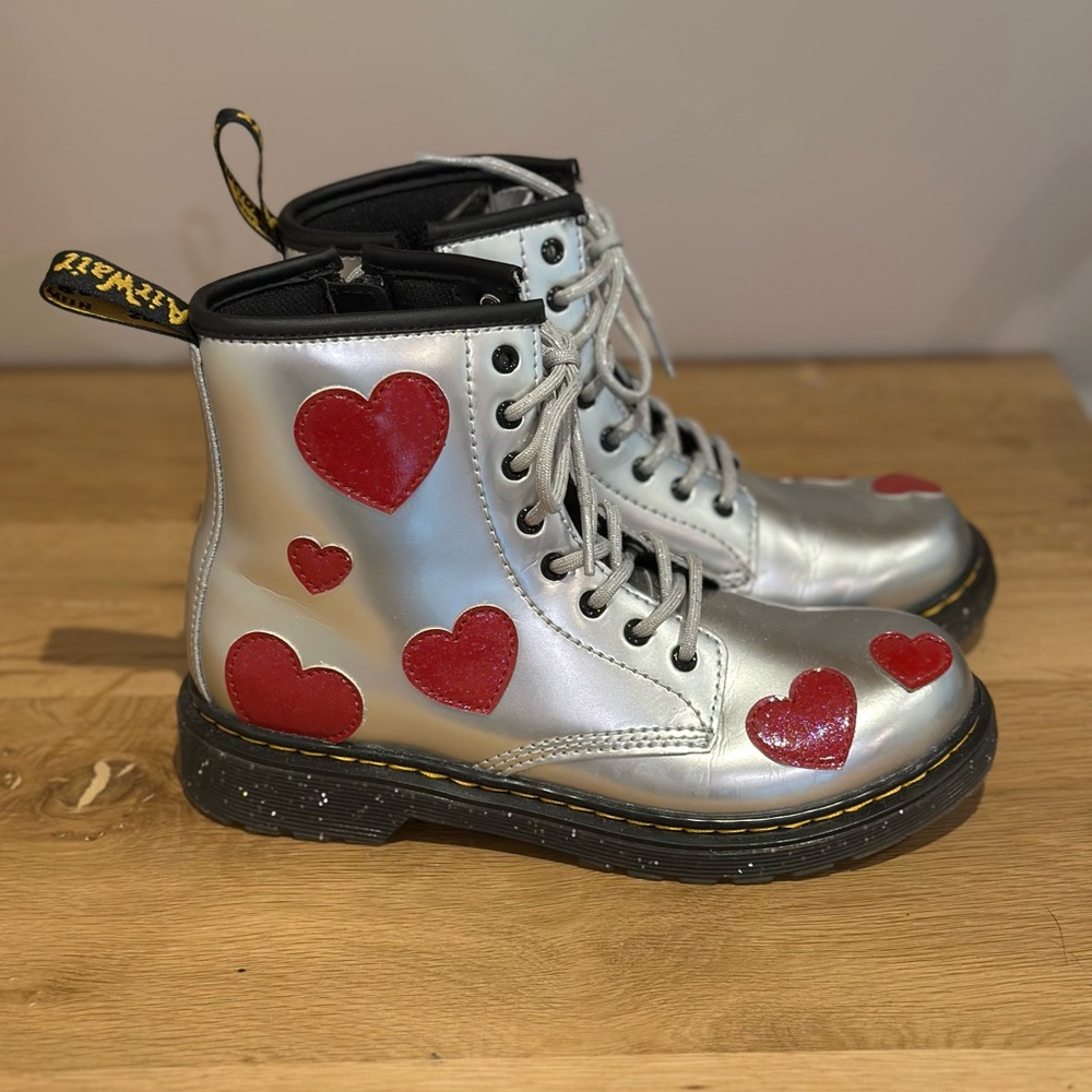 Dr. Martens NWOT Junior 1460 Glitter Heart  Patent Lace Up Boots